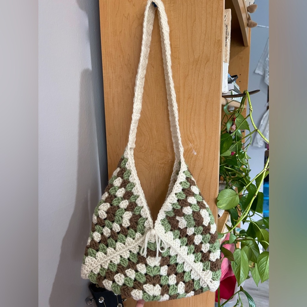 Handmade crocheted shoulder bag 🤍
